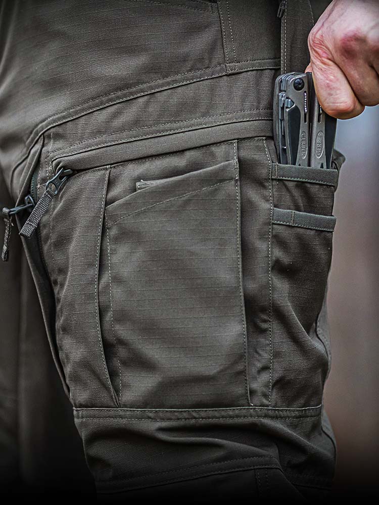 Pants with knife clearance pocket